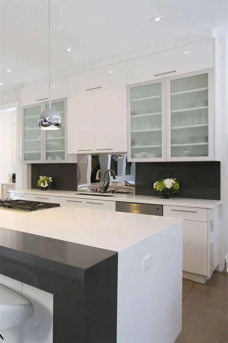 Armários de cozinha superiores brancos com portas de vidro