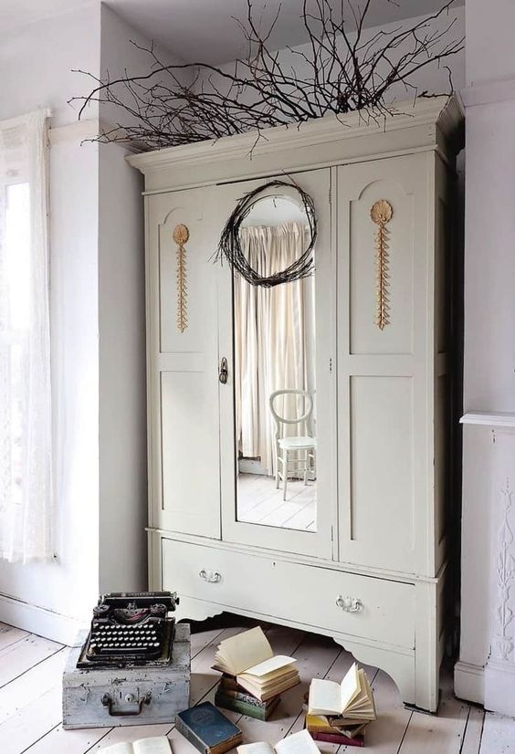 how to paint and distress furniture