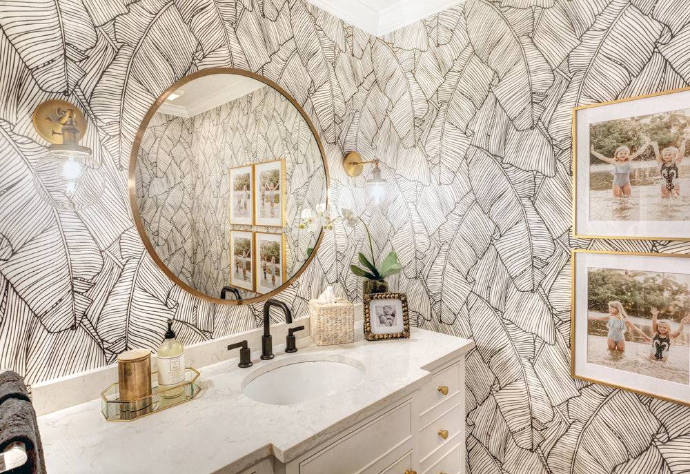 palm leaf wallpaper bathroom 02 12918