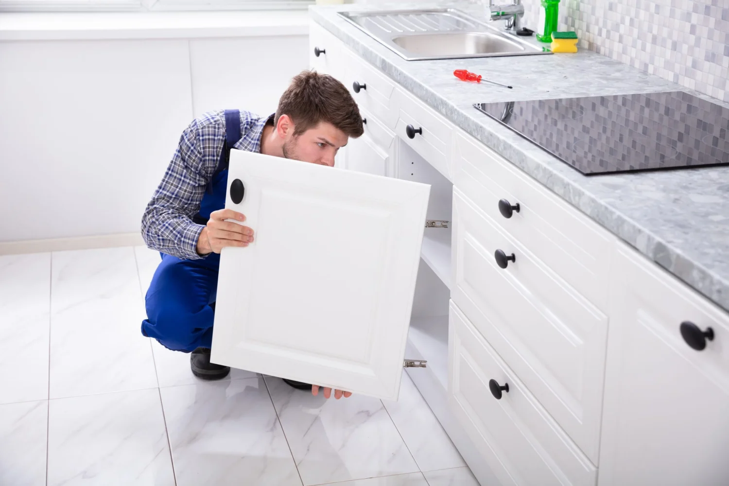 cara mengganti pintu lemari Anda