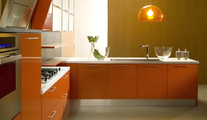 Incorpore estanterías abiertas con gabinetes de color naranja