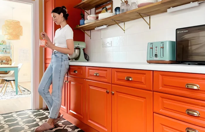 PA Home: gabinetes de color naranja brillante para una cocina animada