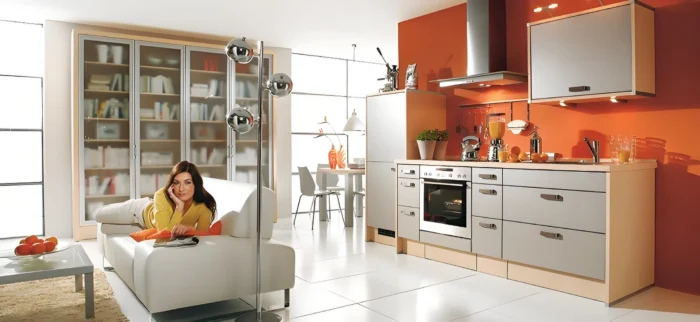 Utilice gabinetes de color naranja en un espacio contemporáneo