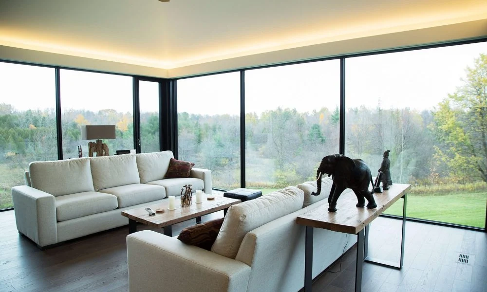 جناح فندقي فاخر يتميز بنوافذ ثابتة كبيرة، ويوفر إطلالات بانورامية خارجية وأقصى قدر من الضوء الطبيعي.
