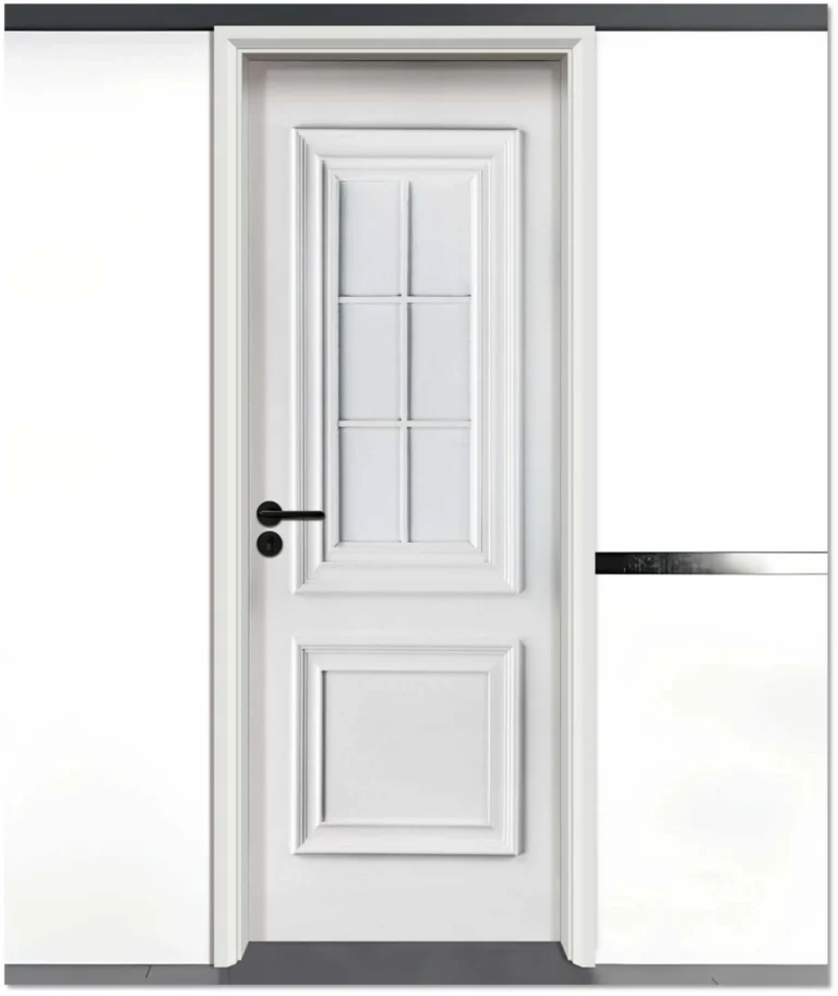 Elegante puerta decorativa lacada en blanco con una ventana de vidrio clásica de seis paneles y detalles de madera intrincados, que presenta una manija negra moderna, ideal para interiores elegantes.