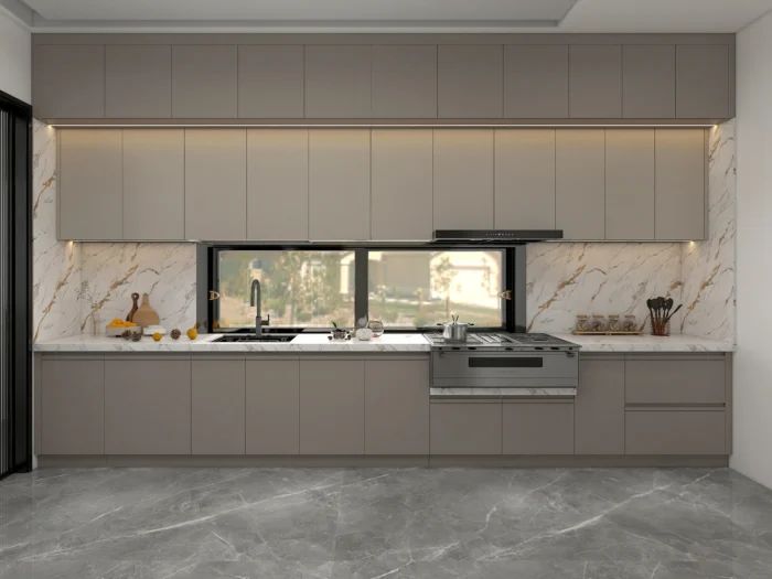 25 ideas inspiradoras de gabinetes de cocina en tonos greige para realzar tu hogar 21 Cocina de transición con gabinetes de cocina color grisáceo, protector contra salpicaduras de mármol e iluminación integrada para un diseño moderno pero clásico.