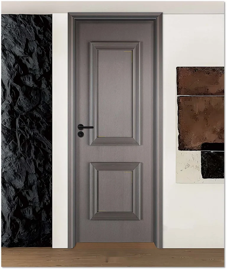 Puerta decorativa laminada gris con diseño de paneles intrincados, herrajes negros y un acabado texturizado que realza los interiores modernos y sofisticados.
