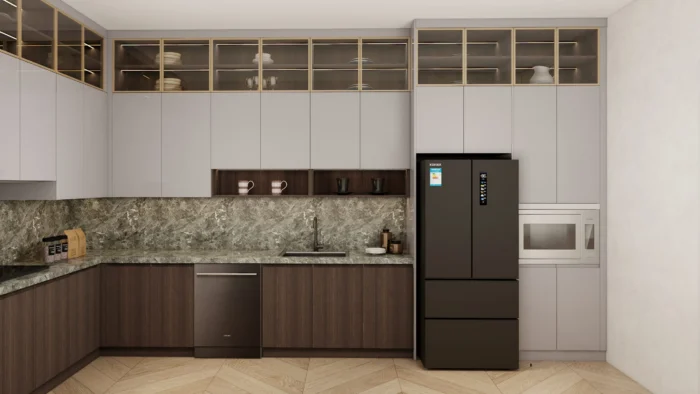 25 ideas inspiradoras de gabinetes de cocina en tonos greige para realzar tu hogar 4 Gabinetes de cocina en color grisáceo con inserciones de vidrio, gabinetes inferiores de madera oscura y un protector contra salpicaduras de mármol para un diseño moderno y aireado.