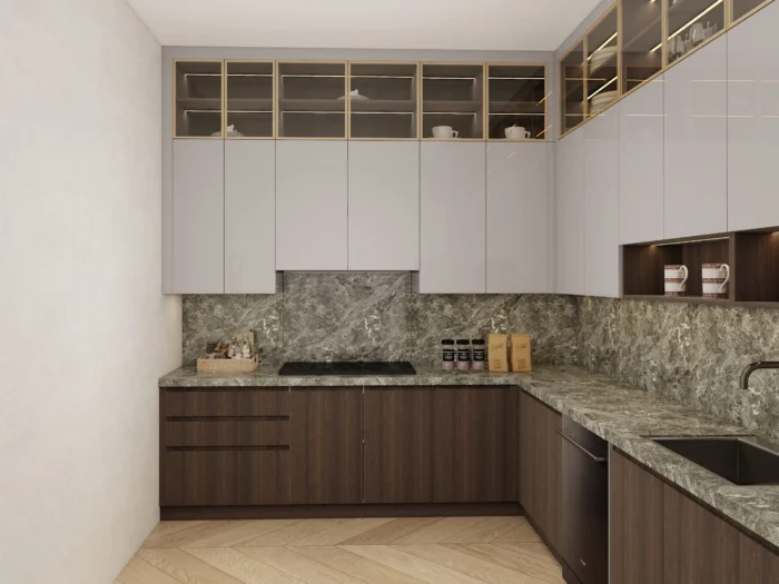 25 ideas inspiradoras de gabinetes de cocina en tonos greige para realzar tu hogar 9 Gabinetes de cocina en color grisáceo con protector contra salpicaduras de piedra estampada, inserciones de vidrio y gabinetes inferiores de madera oscura para una apariencia sofisticada.