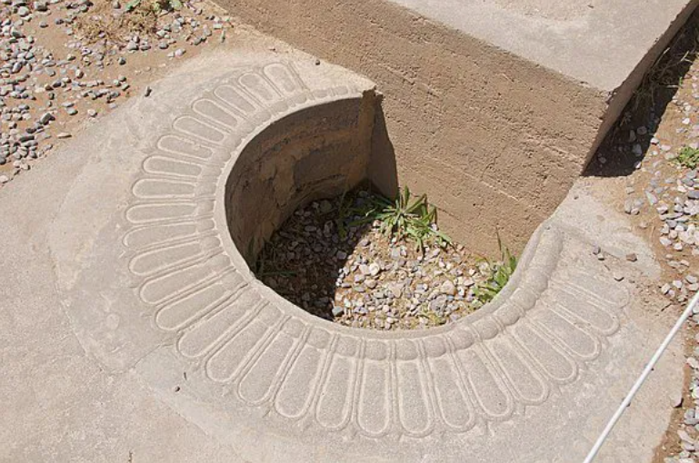 historic-pivot-doors-hole
