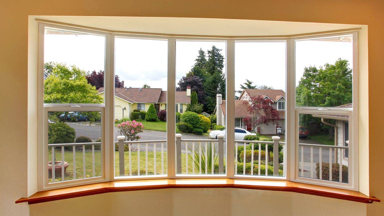 Mulled Windows: Comprehensive Guide for Homeowners, Architects & Contractors 1 mulling-windows-with-aluminum-bow-windows-and-hung-windows-design