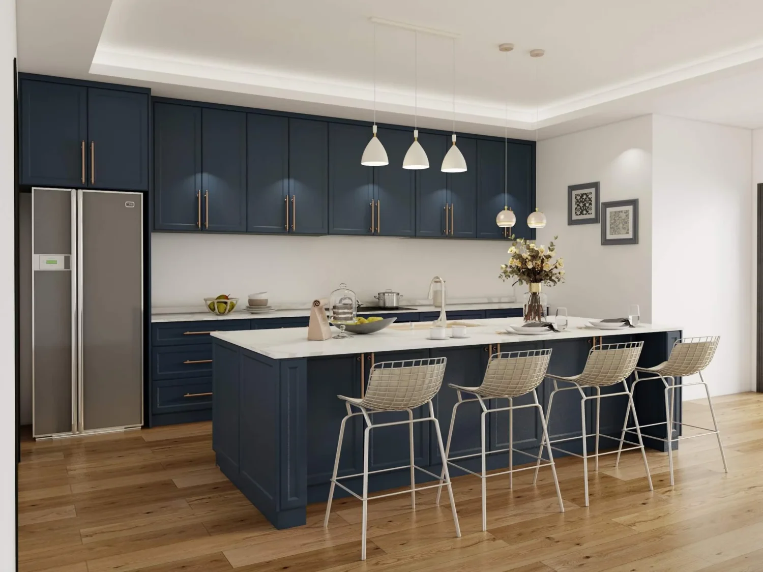 Cocina azul marino estilo shaker de estilo mediterráneo costero con isla blanca, herrajes de latón y taburetes de bar con estructura de alambre.