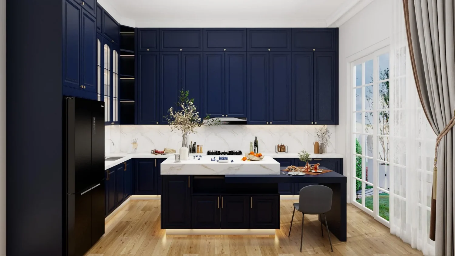 Cocina azul marino estilo shaker de estilo mediterráneo costero con encimeras de mármol blanco, isla y suelos de madera recuperada.