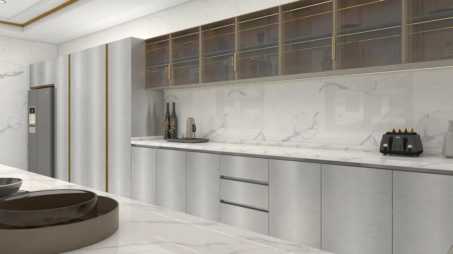 Cocina moderna con gabinetes de madera oscura, marcos de metal de latón, unidades inferiores grises y encimeras de mármol blanco.