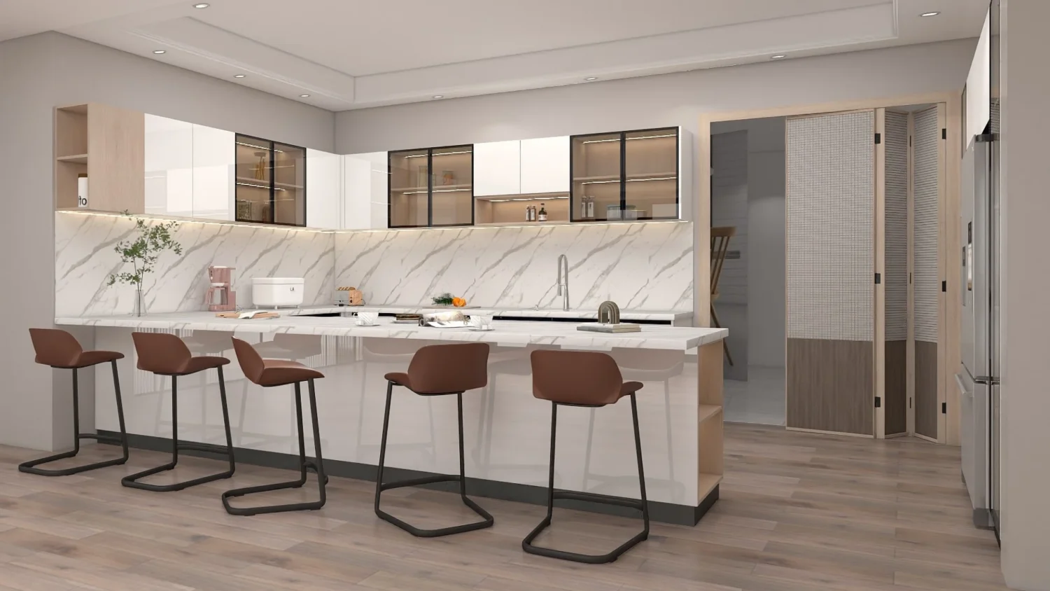 Cocina malaya moderna con encimera de mármol blanco, gabinetes con frente de vidrio y cálidos detalles de madera, que presenta un diseño de estilo familiar.