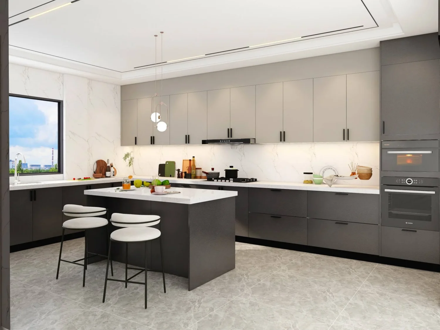 Cocina moderna de dos tonos con gabinetes superiores beige, isla de color carbón, protector contra salpicaduras de mármol y taburetes de bar blancos.
