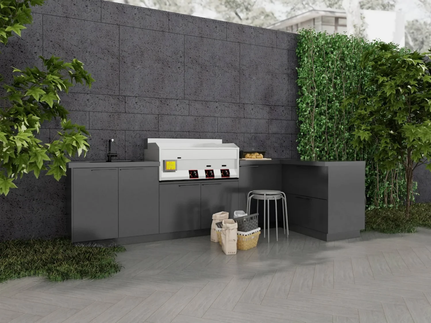 Una cocina industrial moderna al aire libre con gabinetes oscuros, una encimera elegante y una parrilla incorporada con vista al jardín verde.