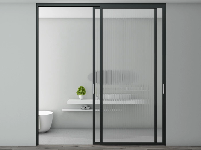 Full-height glass door in a modern bathroom, blending transparency and minimalism for a spacious look.