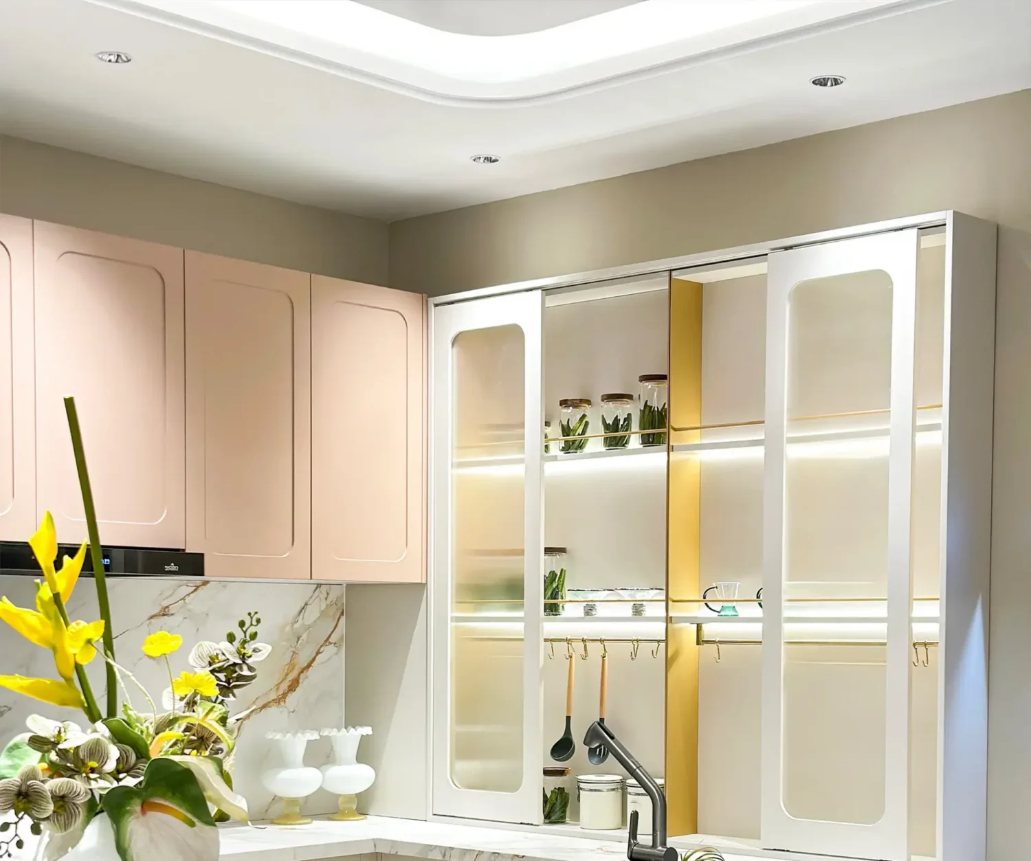 Puertas corredizas de bolsillo en un diseño de cocina tipo galera para ahorrar espacio y mejorar el flujo.