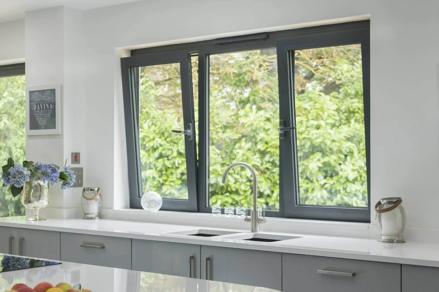 Ventanas oscilobatientes instaladas en un apartamento de gran altura que permiten una ventilación interior segura