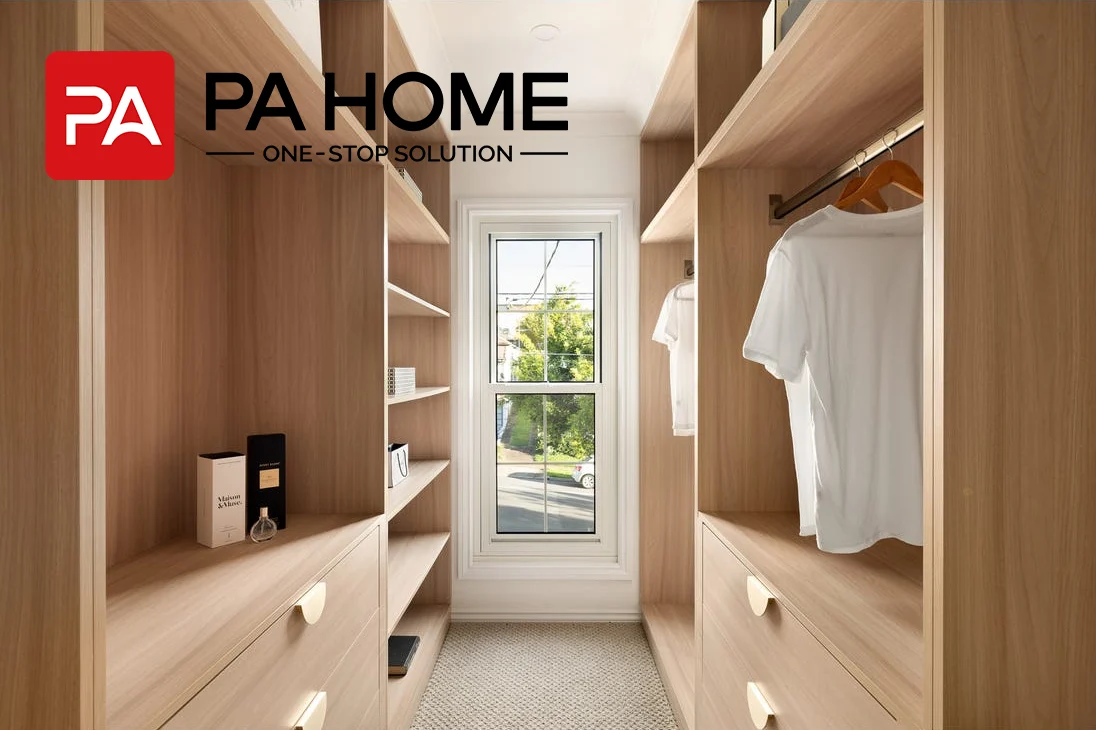 Kamar Tidur Utama Bergaya Krem di Brisbane, Australia, dengan Walk-in Closet.