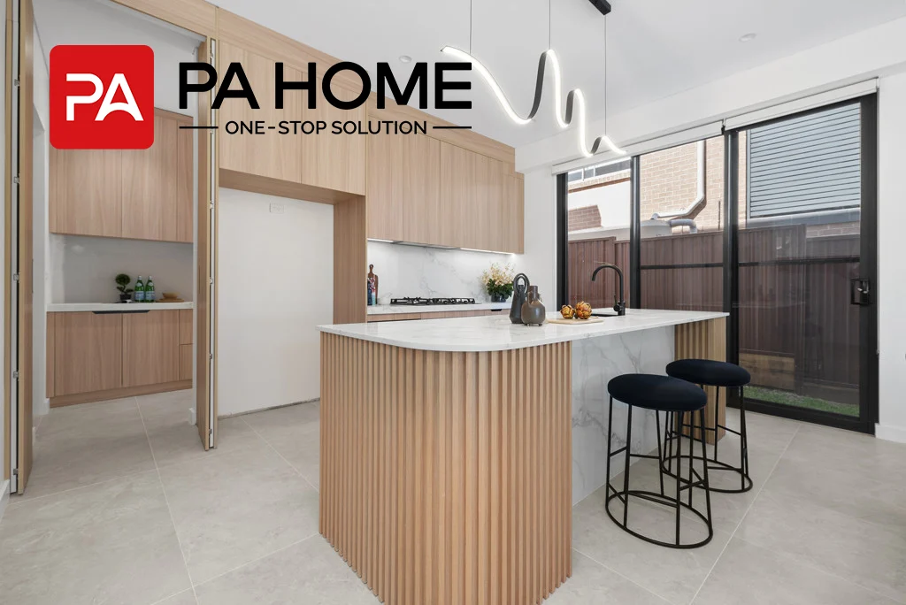 Isla de cocina minimalista con panel de madera estriada y encimera de mármol con chapa natural (proyecto B2B)