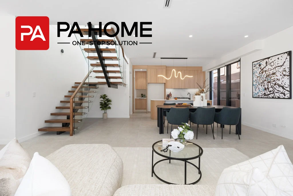 Espacio habitable de planta abierta, carpintería a medida con chapa de madera natural, interior de apartamento moderno en Sídney con gabinetes de cocina modernos.