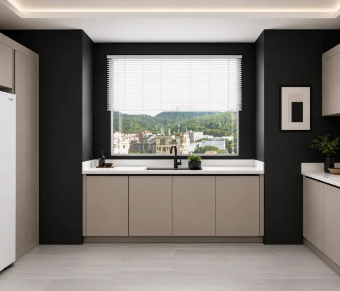 25 ideas inspiradoras de gabinetes de cocina en tonos greige para realzar tu hogar 10 Pared de acento negra llamativa con gris topo
